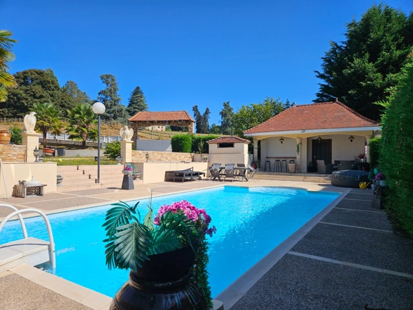 Maison de charme avec piscine sur terrain de 4 618 m2