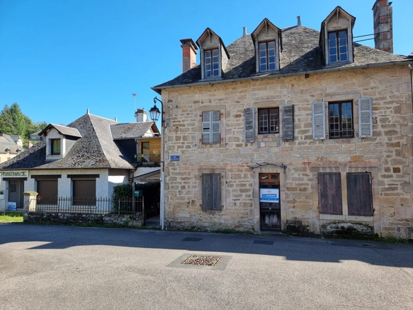 Immeuble à vendre CORREZE (19) : local commercial et 3 appartements + parkings couverts