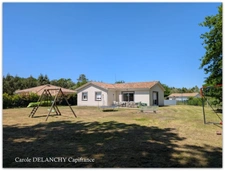 À vendre – Maison récente de plain-pied, 3 chambres et bureau, proche des commodités.