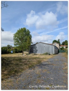 Hangar à aménager en habitation – 150 m² – Terrain 1192 m² – Proche Chemin de Compostelle