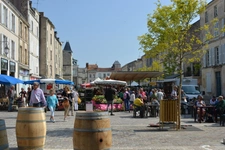 À vendre – Fonds de commerce de restauration avec logement inclus – Emplacement N°1 à Fontenay-le-Comte (85)