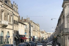 À vendre – Fonds de commerce de restauration avec logement inclus – Emplacement N°1 à Fontenay-le-Comte (85)