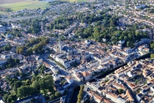 À vendre – Fonds de commerce de restauration avec logement inclus – Emplacement N°1 à Fontenay-le-Comte (85)