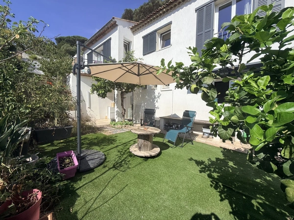 Villa rénovée vue mer à vendre LES ISSAMBRES (83)