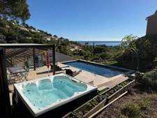 Renovated villa with sea view for sale in Les Issambres (83)