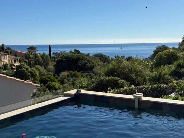 Villa rénovée vue mer à vendre LES ISSAMBRES (83)