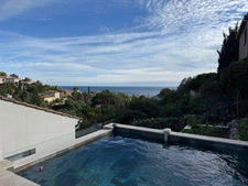 Renovated villa with sea view for sale in Les Issambres (83)