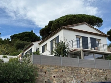 Renovated villa with sea view for sale in Les Issambres (83)