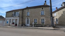 4 bedroom house, outbuildings and double garage MASSANGIS (89)