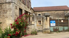 Charmante maison de village à vendre 70m² COUTARNOUX (89) avec dépendances et cour intérieure.
