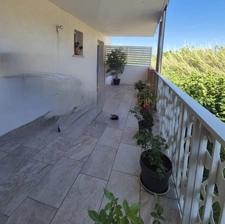 Modern 2-bedroom apartment in Calvi with a 17m² terrace, close to beaches and shops.