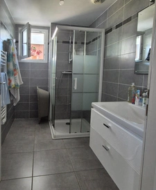 Modern 2-bedroom apartment in Calvi with a 17m² terrace, close to beaches and shops.