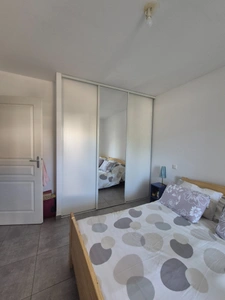 Modern 2-bedroom apartment in Calvi with a 17m² terrace, close to beaches and shops.