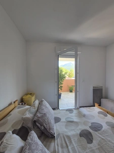 Modern 2-bedroom apartment in Calvi with a 17m² terrace, close to beaches and shops.
