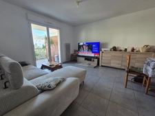 Modern 2-bedroom apartment in Calvi with a 17m² terrace, close to beaches and shops.
