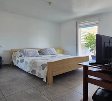 Modern 2-bedroom apartment in Calvi with a 17m² terrace, close to beaches and shops.