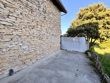 Maison à vendre T3 80m2 proche Cremieu (38) Un extérieur rare pour cette maison de village pleine de charme