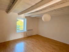 Maison à vendre T3 80m2 proche Cremieu (38) Un extérieur rare pour cette maison de village pleine de charme