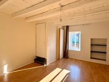 Maison à vendre T3 80m2 proche Cremieu (38) Un extérieur rare pour cette maison de village pleine de charme