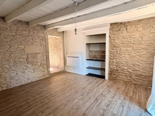 Maison à vendre T3 80m2 proche Cremieu (38) Un extérieur rare pour cette maison de village pleine de charme