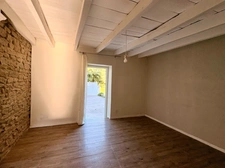 Maison à vendre T3 80m2 proche Cremieu (38) Un extérieur rare pour cette maison de village pleine de charme
