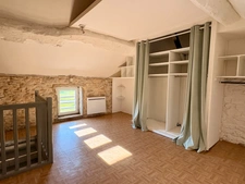 Maison à vendre T3 80m2 proche Cremieu (38) Un extérieur rare pour cette maison de village pleine de charme