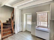 Maison à vendre T3 80m2 proche Cremieu (38) Un extérieur rare pour cette maison de village pleine de charme