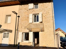 Maison à vendre T3 80m2 proche Cremieu (38) Un extérieur rare pour cette maison de village pleine de charme