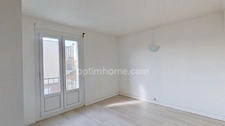 Gare RER "Le Raincy - Villemomble - Montfermeil" - Appartement à rénover de 3 pièces avec balcon et cave