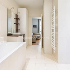 LEVALLOIS PERRET – Rue Rivay – Appartement lumineux de "3 pièces"- 55 m² avec cave