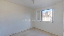 Gare RER "Le Raincy - Villemomble - Montfermeil" - Appartement à rénover de 3 pièces avec balcon et cave