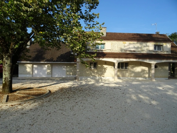 Maison à vendre 8 pièces ROULLET SAINT ESTEPHE (16)