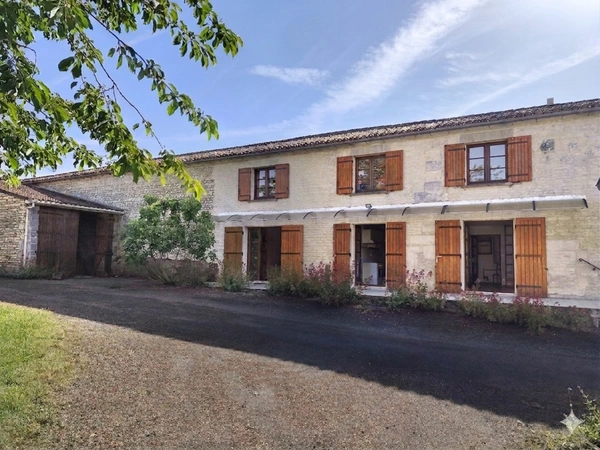 Maison à vendre 7 pièces HIERSAC (16)