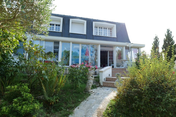 Maison mansard avec jardin paysager de près de 1000 m2  MONTGERON (91)