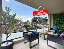 VOURLES - 2-bedroom apartment of 67m² with a magnificent terrace, in a secure residence with a swimming pool and park