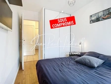 VOURLES - 2-bedroom apartment of 67m² with a magnificent terrace, in a secure residence with a swimming pool and park
