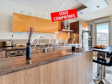 VOURLES - 2-bedroom apartment of 67m² with a magnificent terrace, in a secure residence with a swimming pool and park
