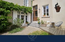 Maison de caractère au cœur d'un village – Volumes, charme et multiples possibilités, 8 pièces (49)