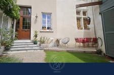 Maison de caractère au cœur d'un village ligérien - Volumes, charme et multiples possibilités