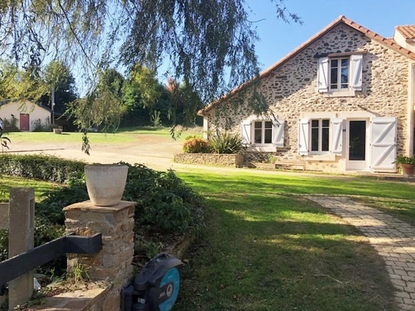 Propriété Moulin à 422 m² ROCHESERVIERE (85)