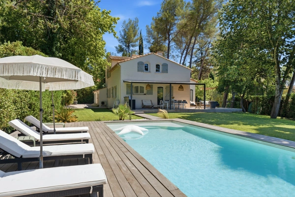 Maison de charme rénovée avec piscine Diffazur, au cœur d’un écrin de verdure sans vis-à-vis