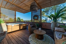 Architect-designed villa in the heart of a pine forest — Secure estate north of Montpellier