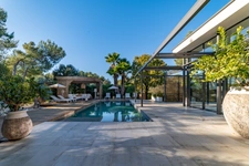 Architect-designed villa in the heart of a pine forest — Secure estate north of Montpellier