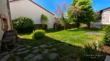 BAS DE MAISON DE 152 M2 avec jardin privatif, 4 chambres ,Centre bourg d'Aurec sur Loire .