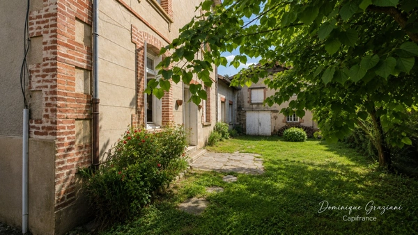 BAS DE MAISON DE 152 M2 avec jardin privatif, 4 chambres ,Centre bourg d'Aurec sur Loire .
