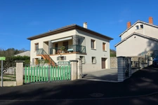 Maison avec jardin piscinable – À deux pas des commodités ! Parfaite pour accueillir vos nouveaux projets de vie !