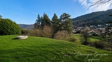 Maison plain-pied 90 m²+pièce 25M2 en rez de jardin – Terrain 2400 m² – Piscine – Sous-sol complet – Vue dégagée – Aurec-sur-Loire