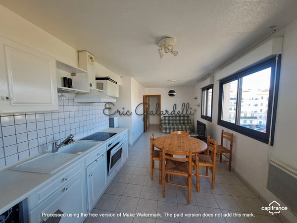 PORT DE PROPRIANO  : Votre appartement  3 pièces en duplex lumineux et calme sur cour en plein centre ville, plage et port au pied, idéal primo accédent,investissement locatif où résidence secondaire 