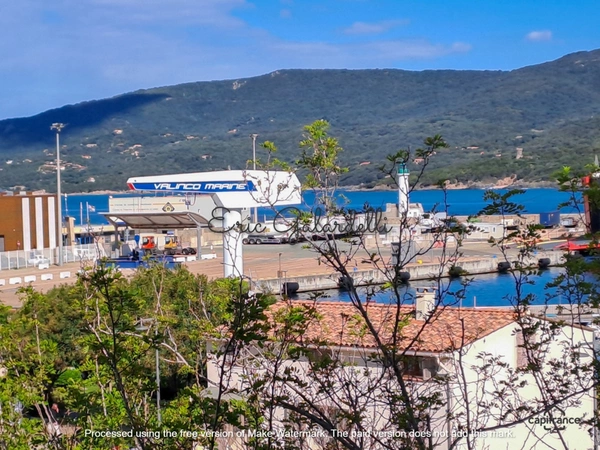 PORT DE PROPRIANO  : Votre appartement  3 pièces en duplex lumineux et calme sur cour en plein centre ville, plage et port au pied, idéal primo accédent,investissement locatif où résidence secondaire 