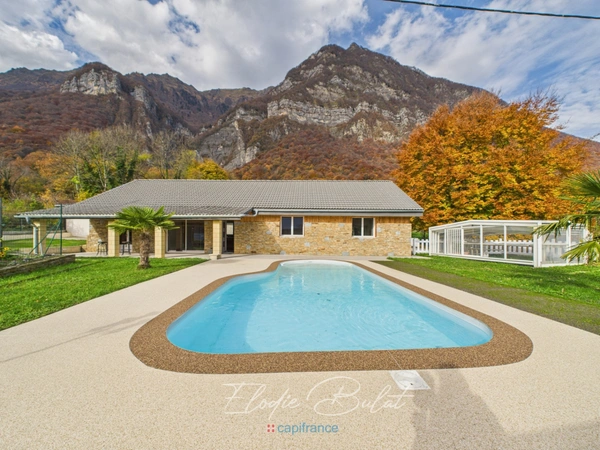 Maison de charme de plain-pied avec piscine et dépendances – MONTAILLEUR (73)